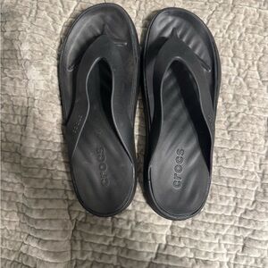 Crocs getaway flip flops